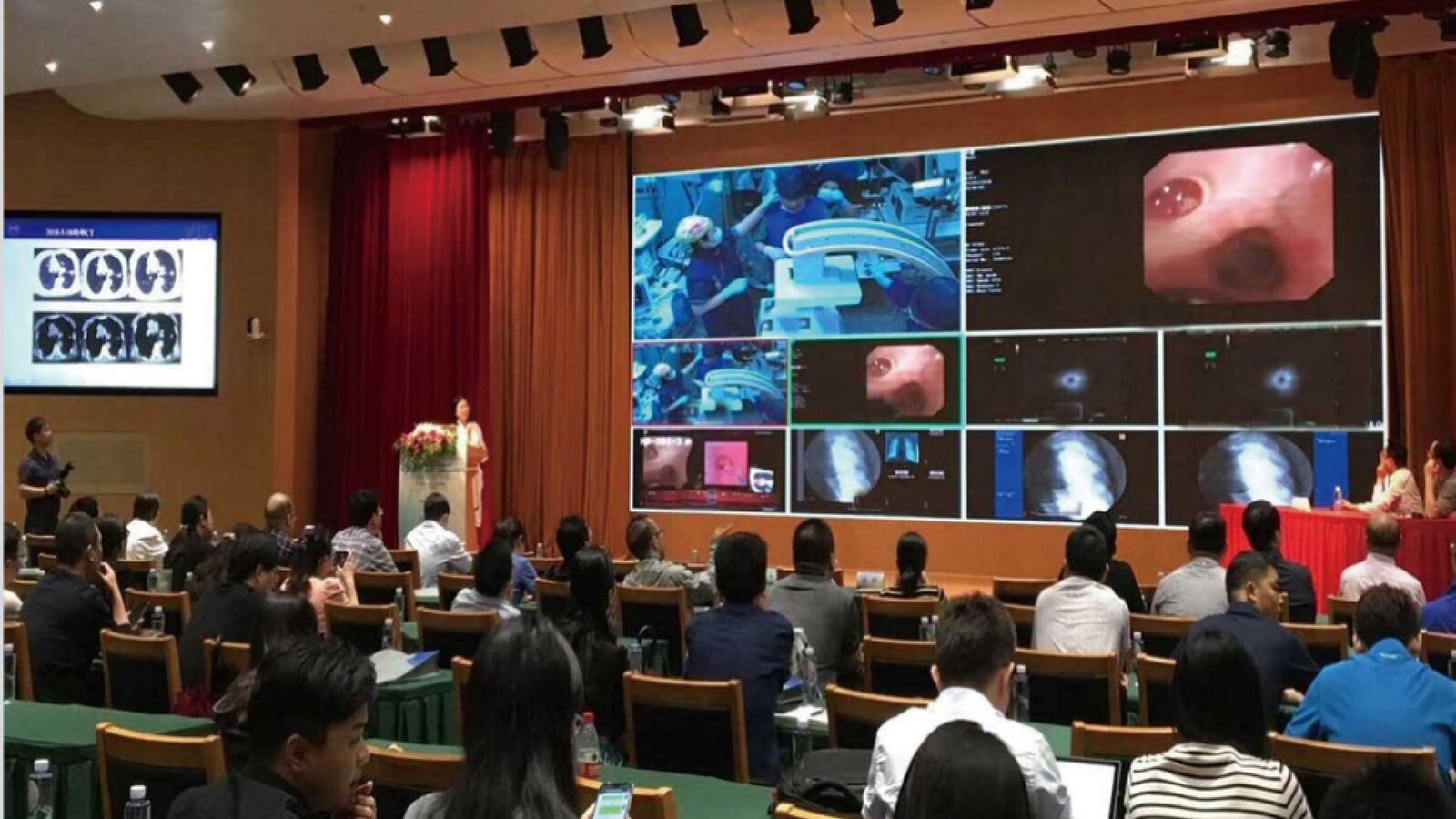 医学会议手术转播会场大屏展示场景